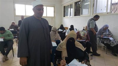 وكيل أوقاف الإسكندرية يتفقد امتحانات مركز الإمام محمد عبده 