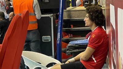 طبيب يد الأهلي: إصابة علي زين بمزق في عضلة السمانة ويغيب عن أبطال الكؤوس