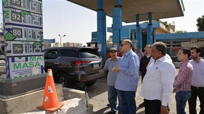 محافظ أسيوط يتفقد محطات الوقود ومواقف السرفيس لمتابعة الالتزام بالتعريفة الجديدة 