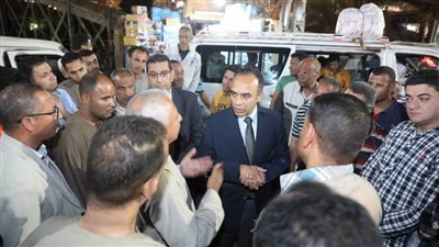 نائب محافظ المنيا يتفقد عددا من مواقف سيارات الأجرة لمتابعة الالتزام بتطبيق تعريفة المواصلات الجديدة