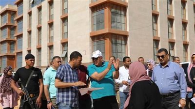 في جولةٍ صباحيةٍ مُوسعة. محافظ الوادي الجديد يتفقد سير الأعمال بمجمع المصالح الحكومية المميكن