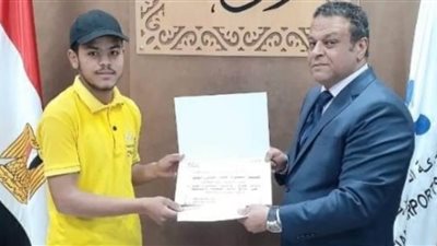 تكريم عامل يعثر على مبالغ مالية ضخمة معدة للتهريب خارج البلاد بمطار سوهاج الدولي