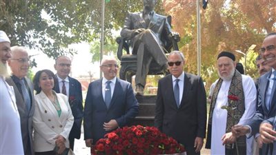 وضع إكليل الزهور على تمثال الزعيم الأذربيجاني بالقناطر الخيرية 