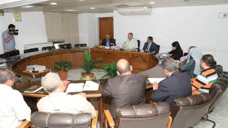 محافظ أسيوط يناقش