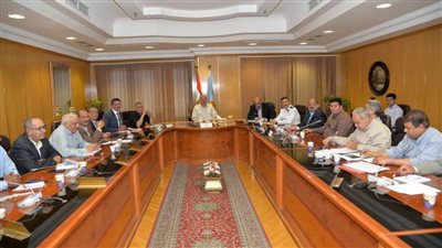 محافظ أسيوط يواصل اجتماعاته مع رؤساء المراكز لمناقشة تسريع وتيرة العمل بملف التقنين ومواجهة التعديات