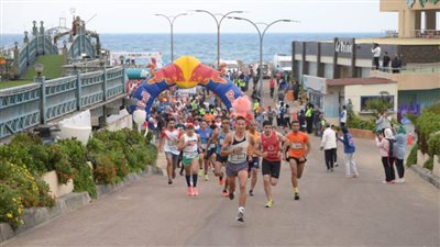الشباب والرياضة: ١٠٠٠ مشارك من ١٢ جنسية في نصف ماراثون الإسكندرية