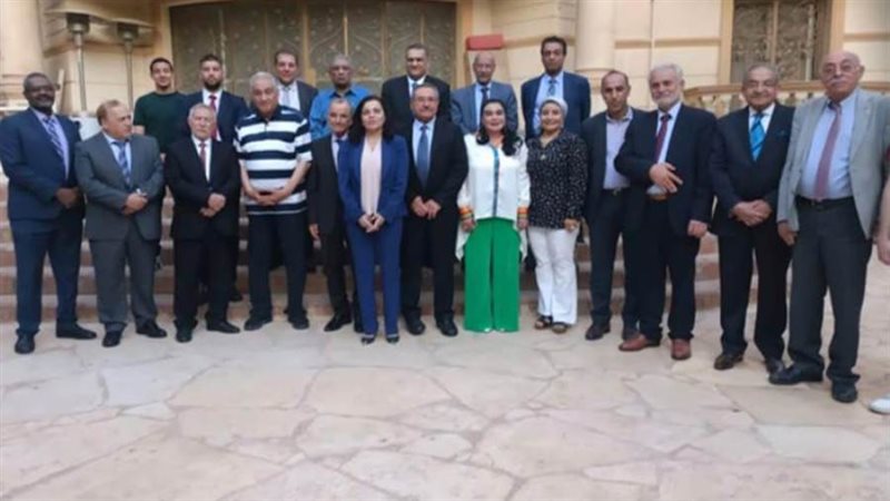 سامح عاشور يبحث مع