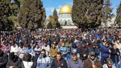 40 ألفا يؤدون صلاة الجمعة في رحاب المسجد الأقصى