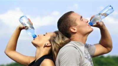 عاجل| مع اقتراب الصيف.. هل يؤذي شرب الماء البارد القلب؟