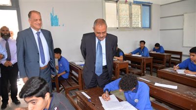 محافظ الإسماعيلية يتفقد لجان مدرسة السلام الرسمية للغات ويطمئن على انتظام امتحانات الشهادة الإعدادية