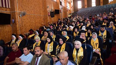 مركز التعليم المدمج بجامعة سوهاج يحتفل بتخرج طلاب من برنامج العلوم العربية