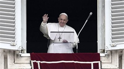 بابا الفاتيكان يستقبل زيلينسكي في قاعة 