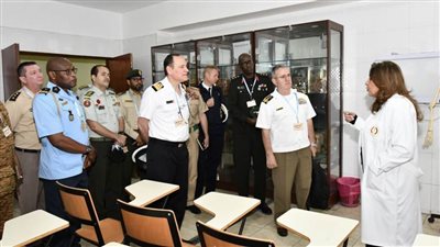 القوات المسلحة تنظم زيارة للملحقين العسكريين العرب والأجانب إلى كليتي القادة والأركان والطب