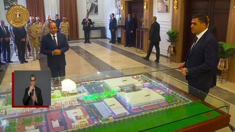 الرئيس السيسي يستمع