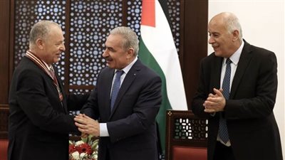 رئيس دولة فلسطين يمنح هاني أبوريدة وسام نجمة القدس.. صور