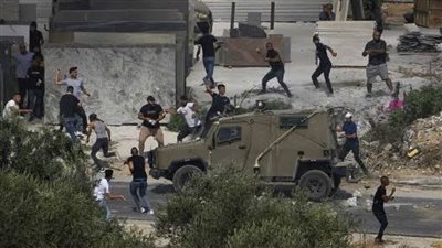 مُستوطنون إسرائيليون يُحطمون نصبًا لشهيد في رام الله والاحتلال يغلق قرية أخرى