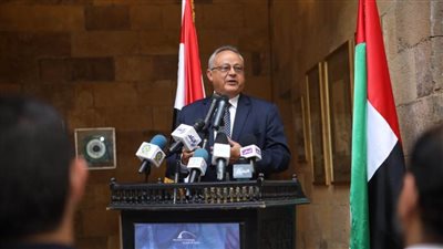 الدكتور أحمد زايد يفتتح معرض 