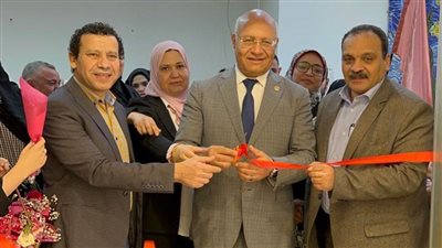 رئيس جامعة بنها يفتتح معرض 