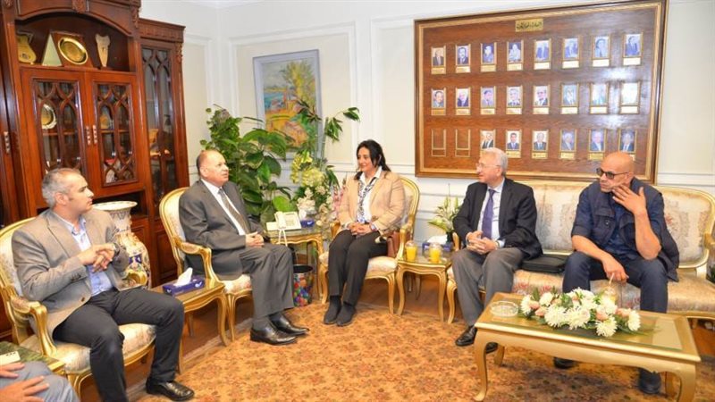 محافظ أسيوط يناقش