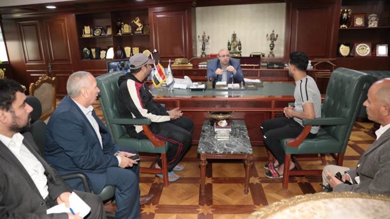 محافظ بني سويف يستقبل