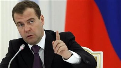 ميدفيديف يستنكر تصريحات ماكرون بشأن هزيمة روسيا جيوسياسيا في أوكرانيا