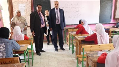مدير الإدارة التعليمية بالخارجة أجرى جولة تفقدية للاطمئنان على سير الامتحانات 