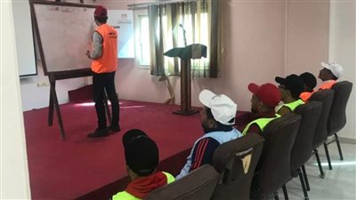 تعليم دفعة جديدة من المتعافين القراءة والكتابة بفصول محو الأمية 