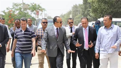 نائب محافظ المنيا يتفقد عددًا من الخدمات بالقري ويوجه بإدراج بعض الطرق بخطة الرصف