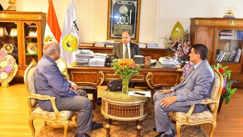 محافظ أسيوط يناقش