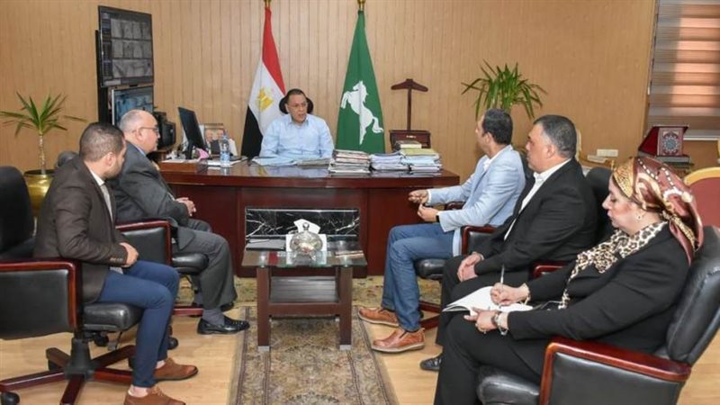محافظ الشرقية يلتقي