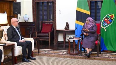 وزير الإسكان يسلم رسالة من الرئيس السيسي لرئيسة تنزانيا تؤكد متانة العلاقات الثنائية