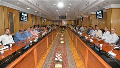 محافظ أسيوط يجتمع مع رؤساء المراكز والأحياء ويوجه بتكثيف حملات النظافة ومتابعة أعمال الرصف