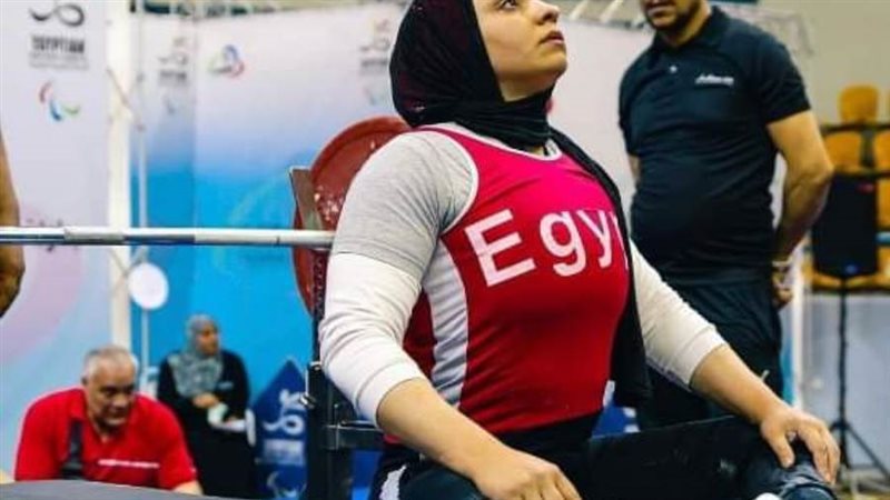 البطلة رفع الأثقال