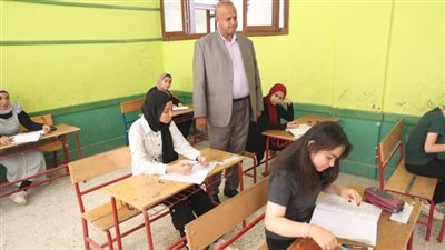 مدير «تعليم الخارجة» يتفقد أعمال امتحانات الشهادة الاعدادية والنقل للثانوي العام