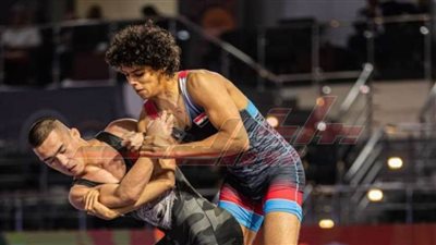 رئيس جامعة كفر الشيخ يهنئ الطالب أحمد فؤاد لحصوله على فضية البطولة الإفريقية