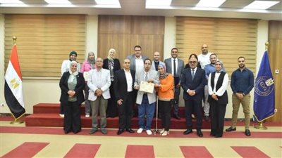 رئيس هيئة الدواء المصرية يكرم العاملين المتميزين