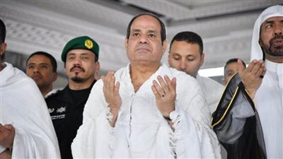 الرئيس السيسي يؤدي مناسك العمرة..