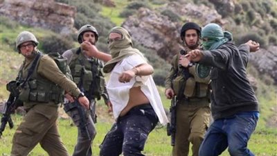 مستوطنون يعتدون على الفلسطينيين في الضفة الغربية