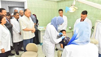 محافظ أسيوط يتفقد القافلة العلاجية التوعوية لعلاج الأسنان بمستشفى الإيمان العام