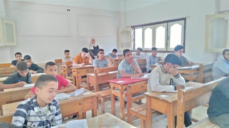 الطلاب خلال اداءهم