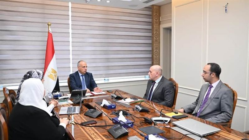 وزير الرى أثناء الاجتماع
