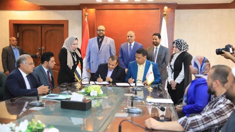 جانب من التوقيع