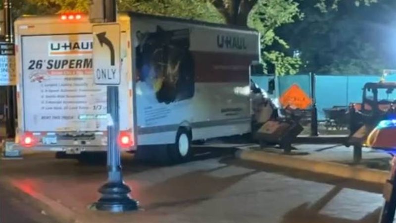 اصطدام شاحنة بحواجز