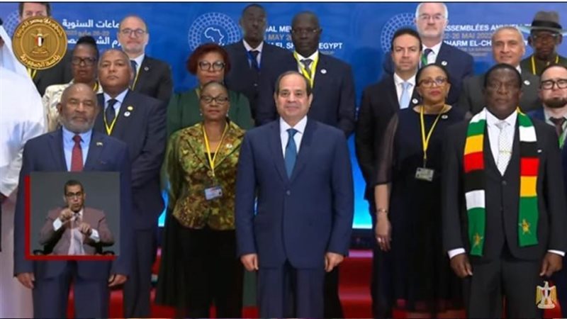 الرئيس يتوسط صورة