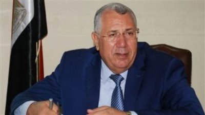 وزير الزراعة يتفقد جناح الوزارة على هامش اجتماعات مجموعة البنك الإفريقى للتنمية بشرم الشيخ