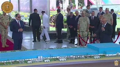 الرئيس السيسي يقوم بجولة تفقدية بمجمع مصانع إنتاج الكوارتز بالعين السخنة