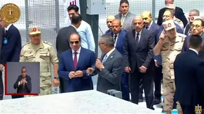 الرئيس السيسي يستمع إلى شرح مفصل عن خطة العمل بمجمع مصانع إنتاج الكوارتز بالعين السخنة