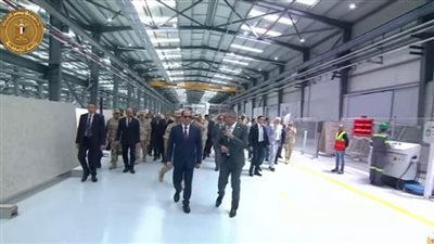 الرئيس السيسي يتفقد مجمع مصانع إنتاج الكوارتز في منطقة العين السخنة