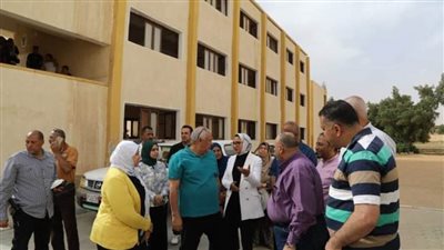 محافظ الوادي الجديد يتفقد عددا من المدارس بمدينة الخارجة  