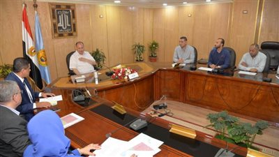 محافظ أسيوط يناقش الاستعدادات للمرحلة الثانية من مبادرة 